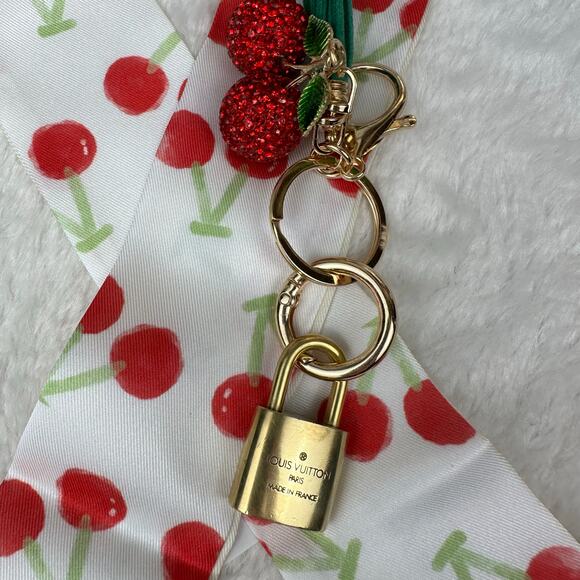 Louis Vuitton Vintage Key on charm w/
scarf looks similar to collab Murakami - Picture 4 of 5